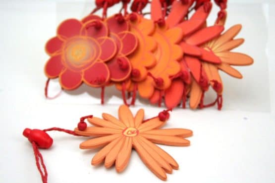 Holzblüte rot-orange zum Festbinden - dekoaccessoires, everyday-dekoaccessoires